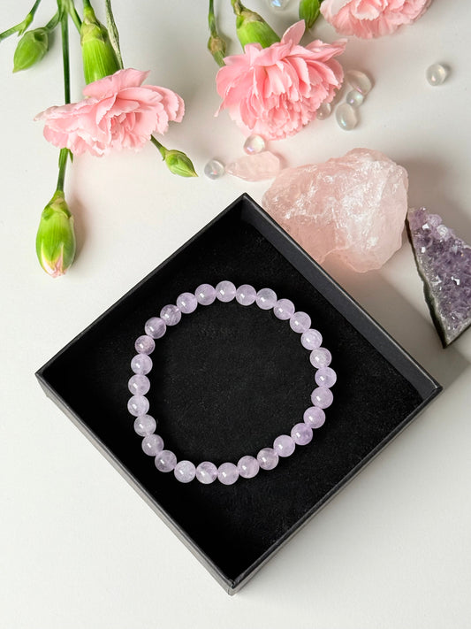 Elegantes Edelsteinarmband aus Lavendel-Amethyst in AA-Qualität, dekorativ arrangiert mit Rosenquarz und Amethystdruse