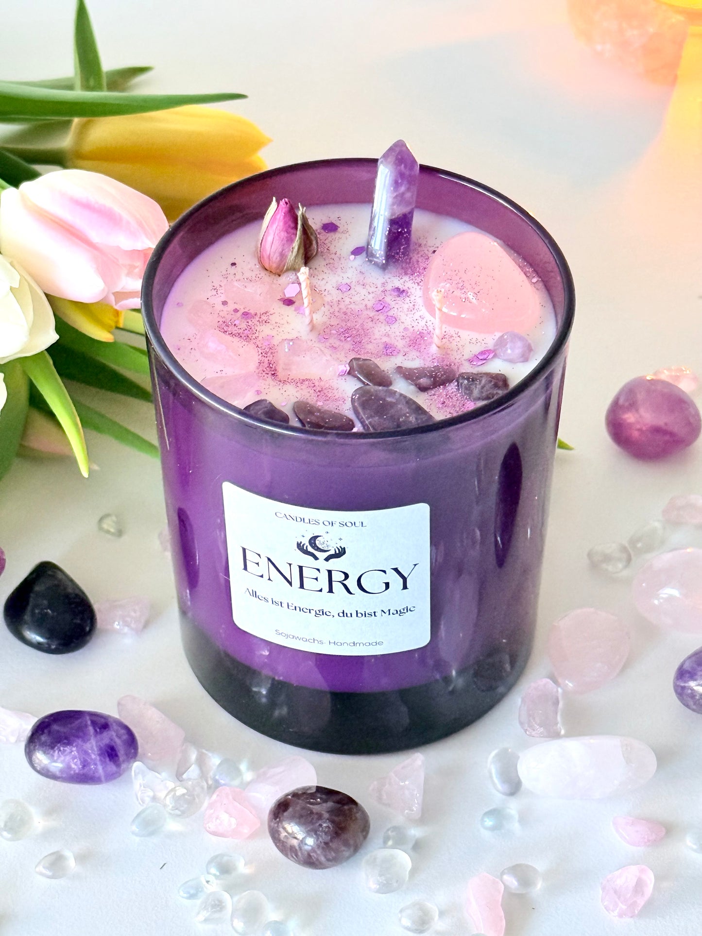 Amethyst & Rosenquarz Edelstein-Kerze – Handgemachte Sojawachskerze mit Lilie & Baumwoll-Moschus Duft, Kristallkerze für positive Energie & Entspannung