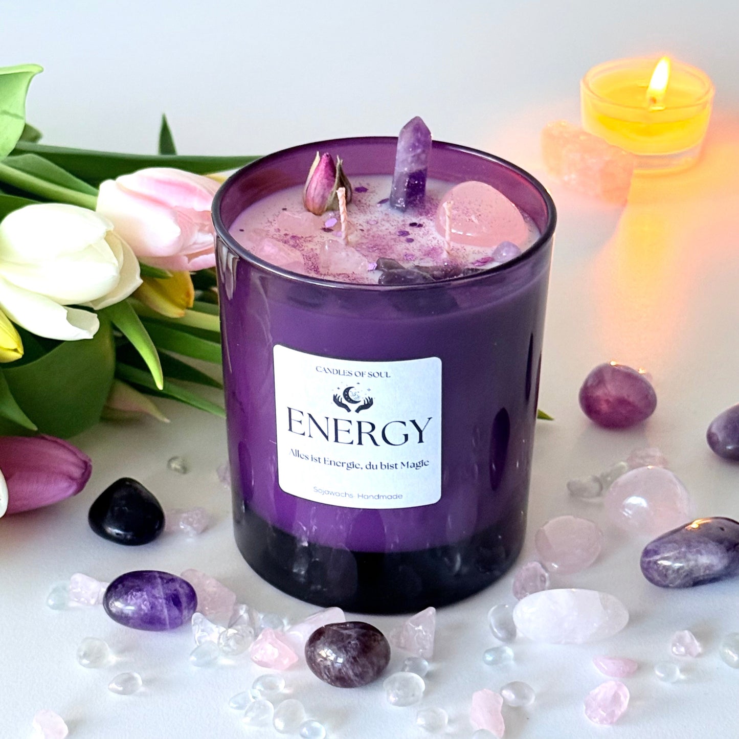 Handgemachte Amethyst & Rosenquarz Kerze aus Sojawachs mit Lilie & Baumwoll-Moschus Duft. Perfekt für Entspannung, positive Energie & Meditation
