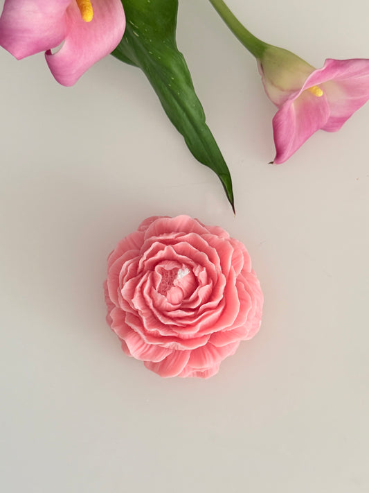 Romantische Rosenkerzen als Dekoration mit rosa Calla-Blumen im Bild