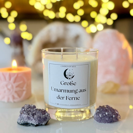 Sojawachs Duftkerze im Glas mit Label Große Umarmung aus der Ferne, gemütliche Lichter im Hintergrund, Geschenkidee für Freundin