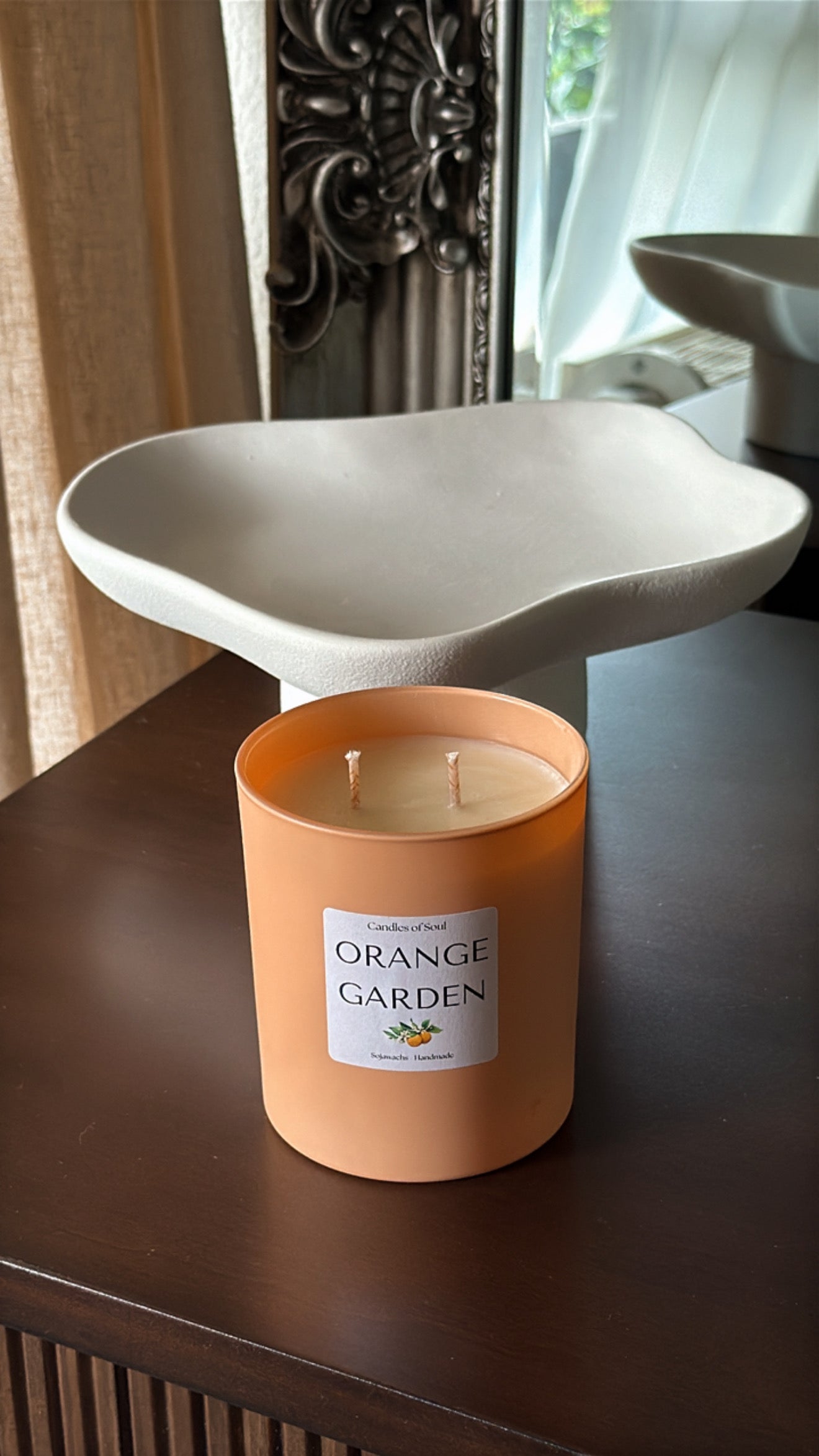 Handgefertigte Duftkerze Orange Garden in orangefarbenem Glas mit zwei Dochten, duftend nach frischen Orangen und Zitrusnoten.