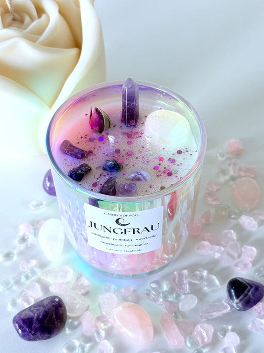 Zodiac-Kerze Jungfrau mit Edelsteinen – Eine edle Duftkerze mit Amethyst, Rosenquarz und einer getrockneten Blüte, designed für die analytische und zuverlässige Jungfrau.