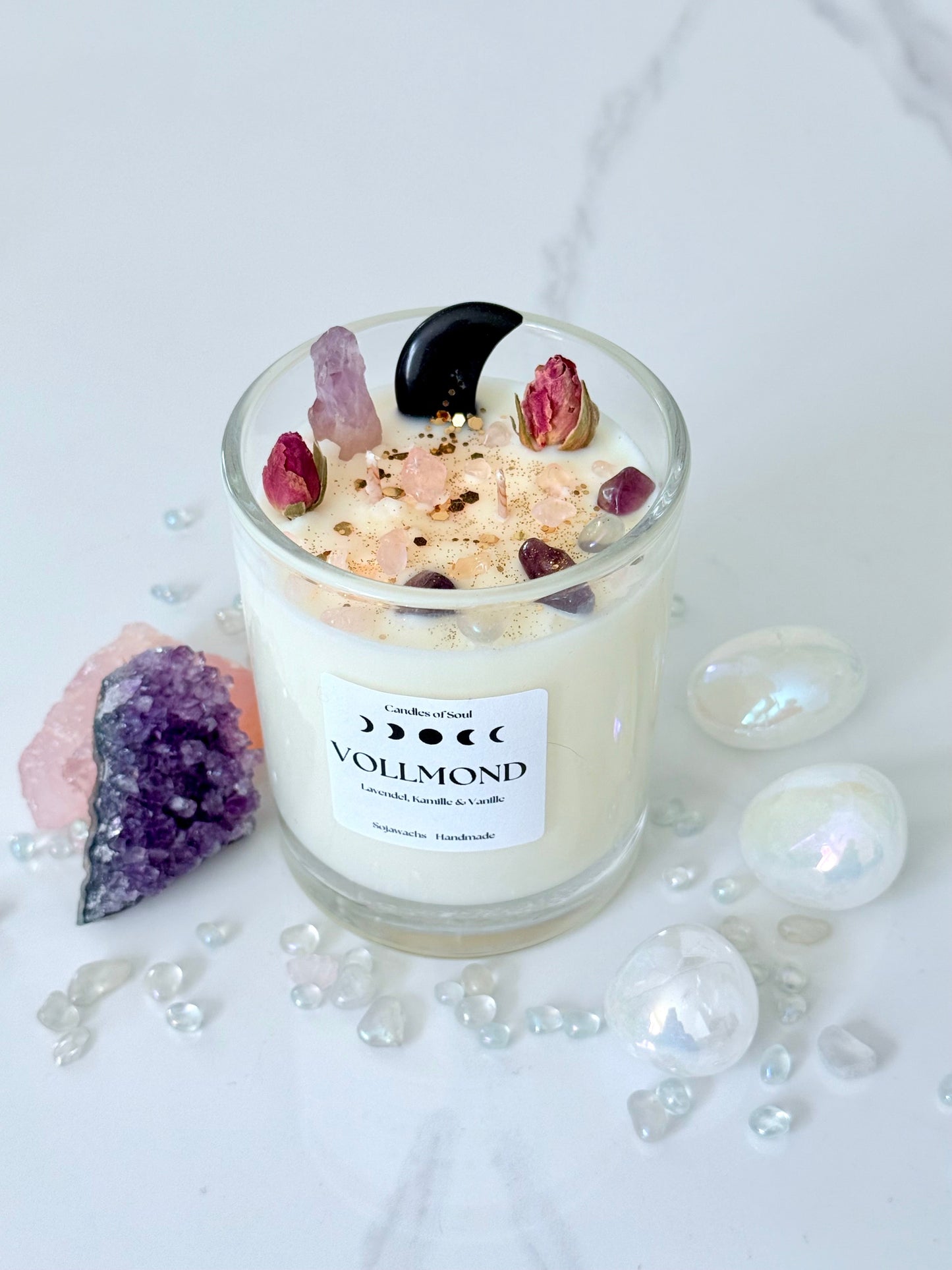 Duftkerze für Vollmondrituale mit natürlichen Edelsteinen und liebevoller Dekoration – ideal für Meditation und spirituelle Self-Care
