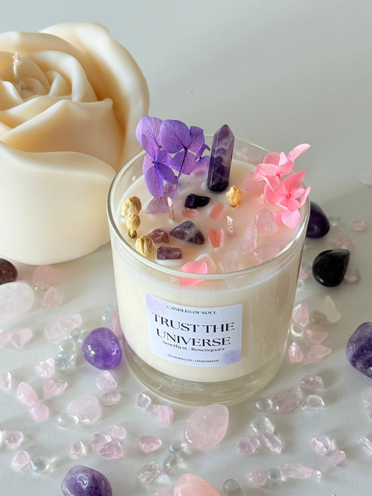 Die spirituelle Duftkerze „Trust the Universe“ aus Sojawachs, liebevoll verziert mit echten Amethyst- und Rosenquarz-Steinen, getrockneten Blüten und Kräutern. Die Kerze steht für Harmonie, Vertrauen und Energieheilung. Umgeben von funkelnden Edelsteinen auf einem weißen Untergrund, ideal für Meditation und Achtsamkeit.
Keywords: Duftkerze, Amethyst, Rosenquarz, Kristallkerze, Heilsteine, Edelsteinkerze, Meditation, Manifestation, Spirituelle Kerze, Entspannung, Energieheilung, Chakra-Balance, Selbstfürsor