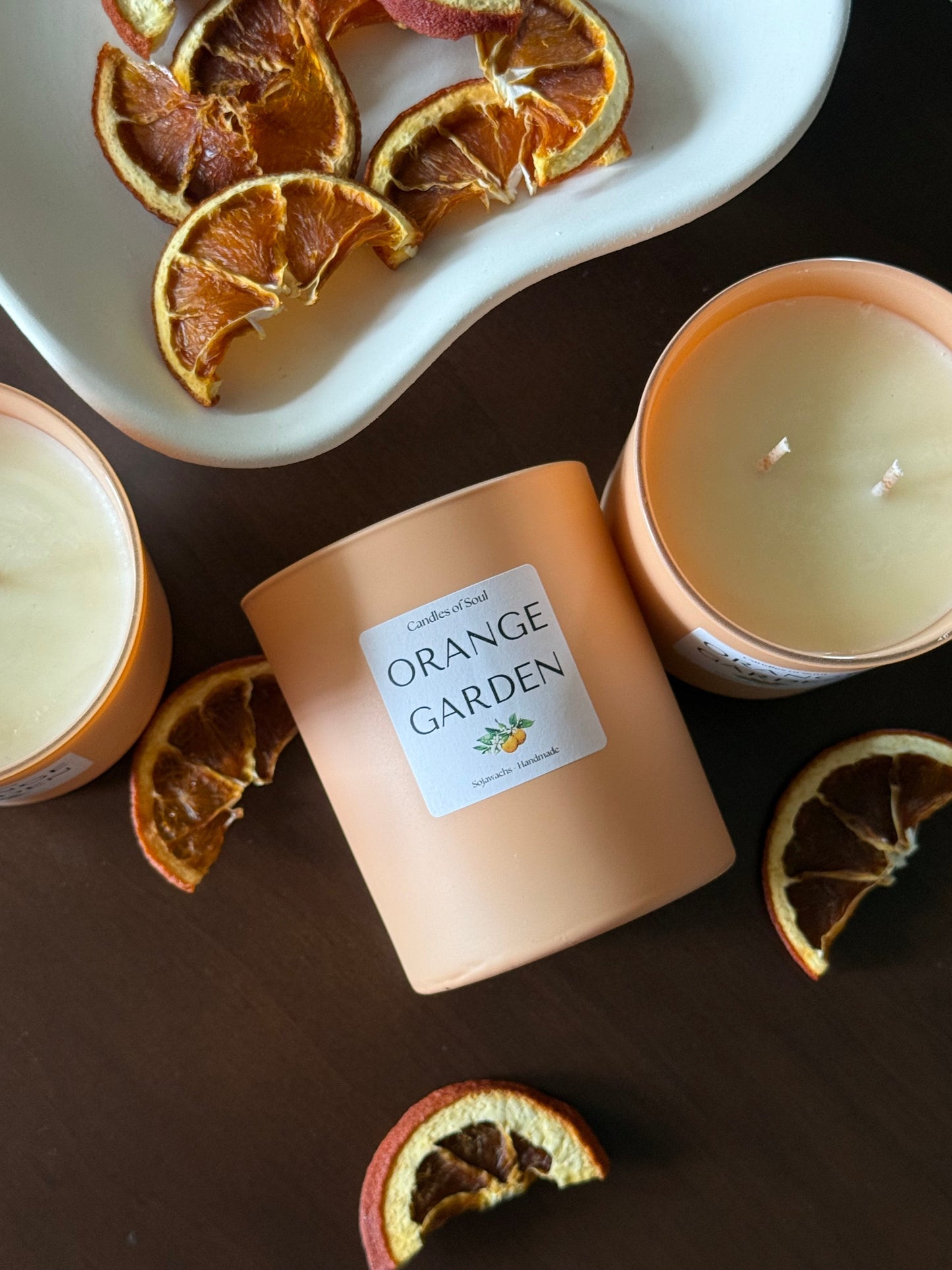 Nahaufnahme einer brennlosen, doppel-dochtigen Duftkerze Orange Garden mit fruchtigem Orangenaroma, perfekt für Wohlfühlmomente.