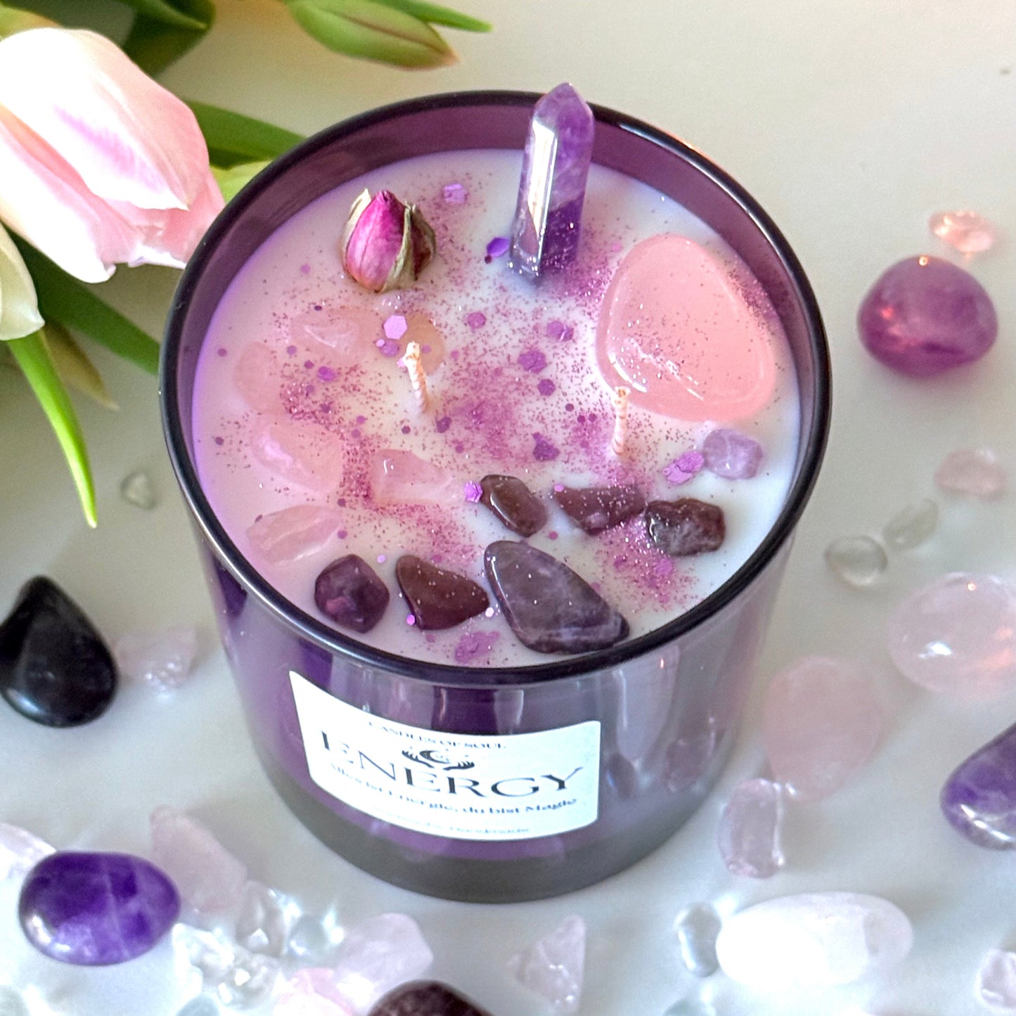 Handgemachte Amethyst & Rosenquarz Duftkerze aus Sojawachs in violettem Glas, verziert mit Kristallen, Rosenblüten und Glitzer. Perfekt für Entspannung und positive Energie
