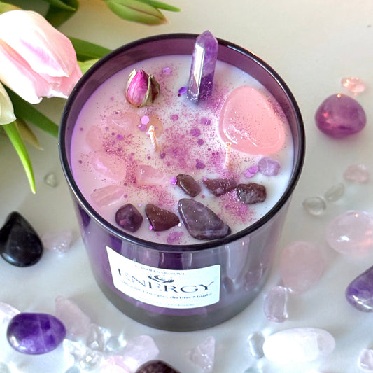 Handgemachte Amethyst & Rosenquarz Duftkerze aus Sojawachs in violettem Glas, verziert mit Kristallen, Rosenblüten und Glitzer. Perfekt für Entspannung und positive Energie