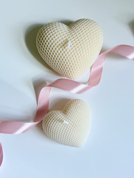 Handgemachte Sojawachskerzen in Herzform, dekorativ arrangiert als Geschenkidee für Valentinstag oder Hochzeit.