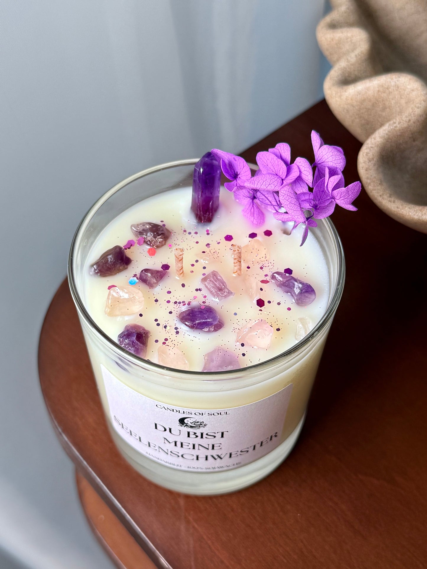 Spirituelle Kerze mit Edelsteinen, Sojawachs, Amethyst und Rosenquarz