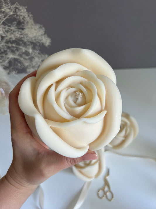 Detailreiche Kerze in Form einer weißen Rose, liebevoll handgefertigt und ideal als Geschenk oder Tischdeko