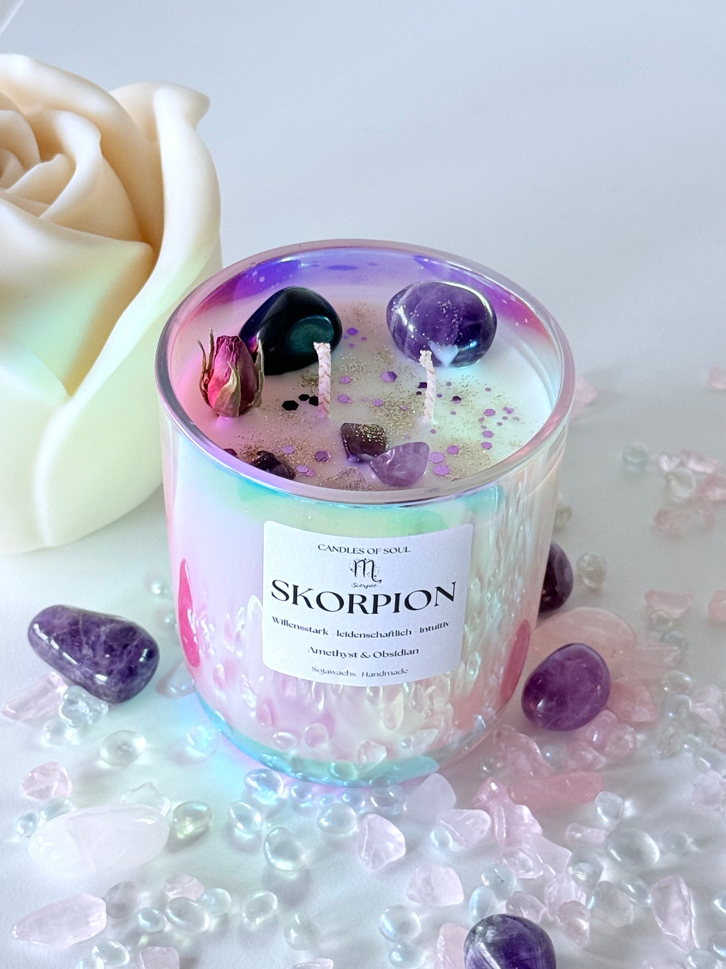 Handgemachte Skorpion-Kristallkerze mit Amethyst und Obsidian – Astrologische Sojawachskerze für Schutz, Transformation und spirituelle Stärke.