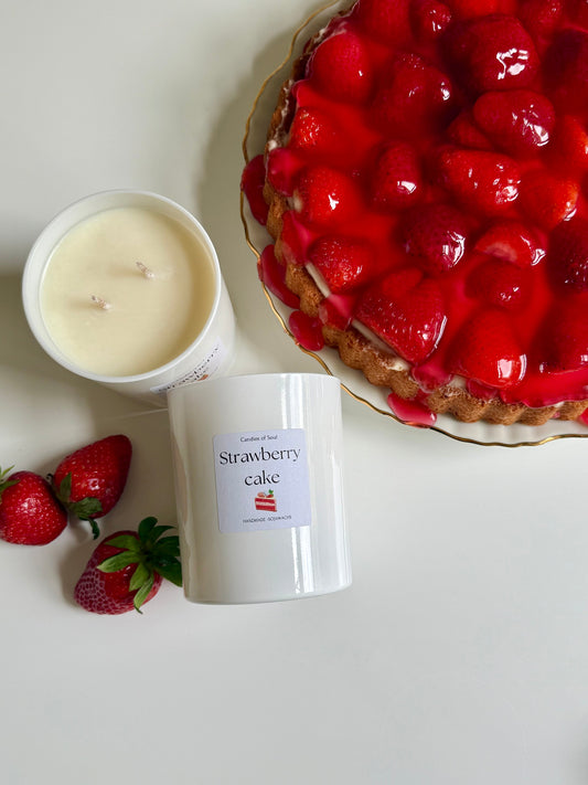 Fruchtige Sojawachskerze mit Erdbeere, Zitrus und Vanille – Strawberry Cake Candle