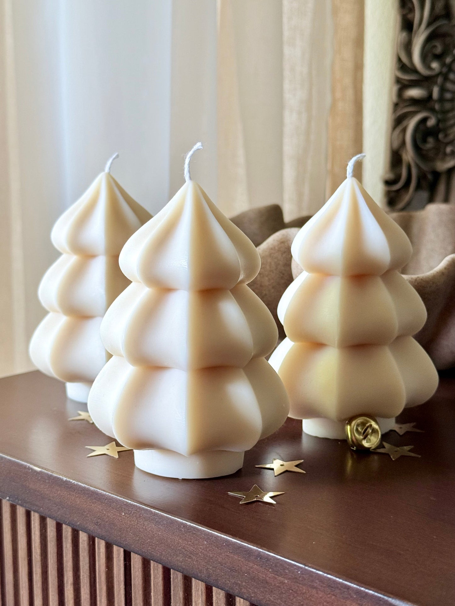 Minimalistische Deko Kerze in Tannenbaum Form