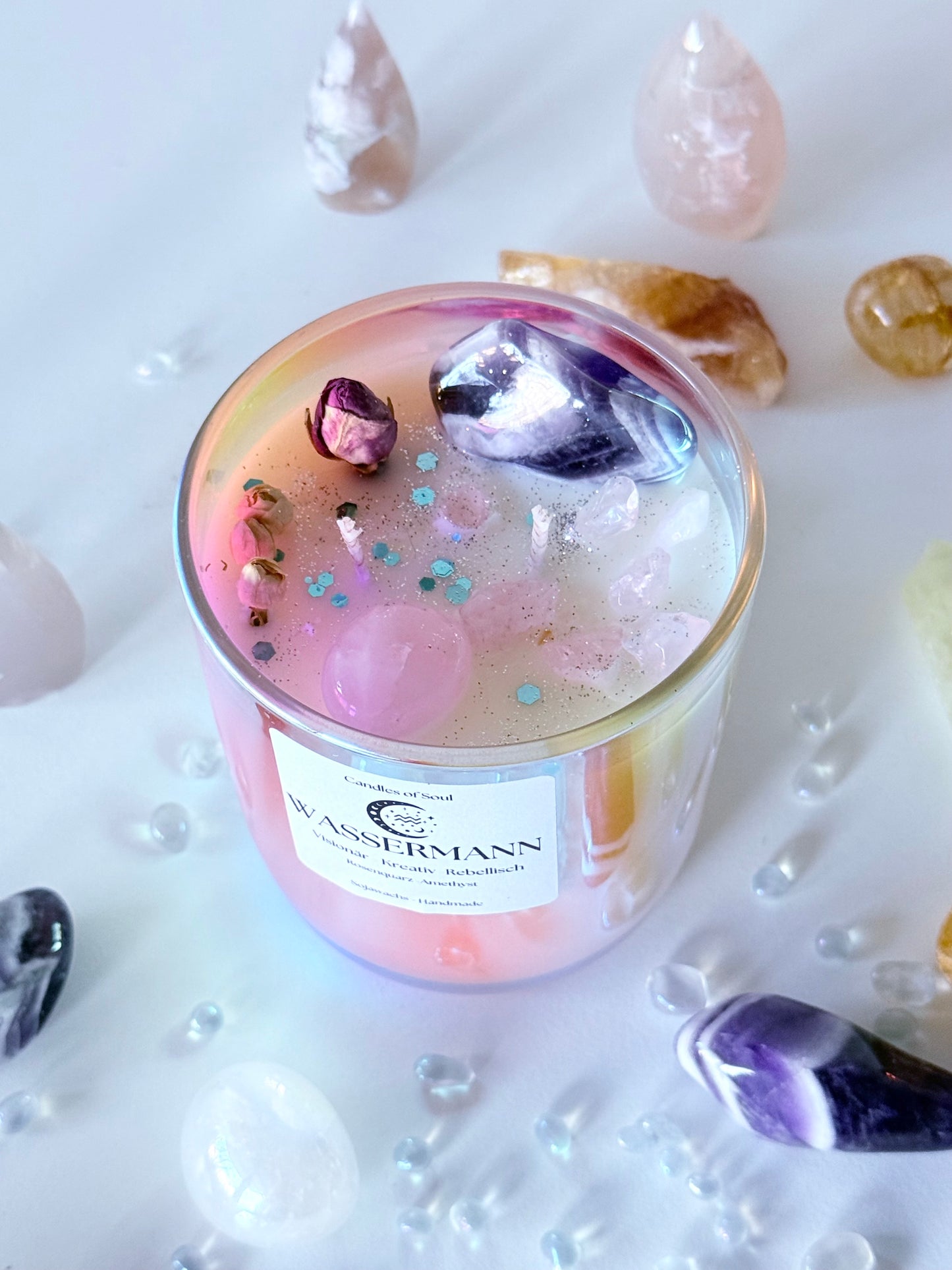 Wassermann Sternzeichen-Kerze | Amethyst & Rosenquarz | Handgemachte Edelsteinkerze