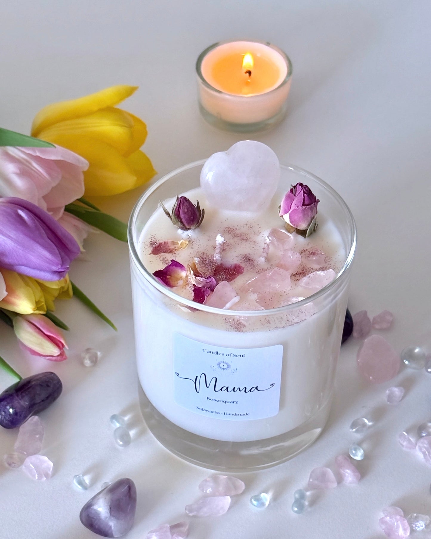 Handgemachte Rosenquarz Kerze MAMA mit Rosenquarz-Herz, getrockneten Rosenblüten und zwei Dochten – liebevolles Geschenk mit beruhigendem Duft