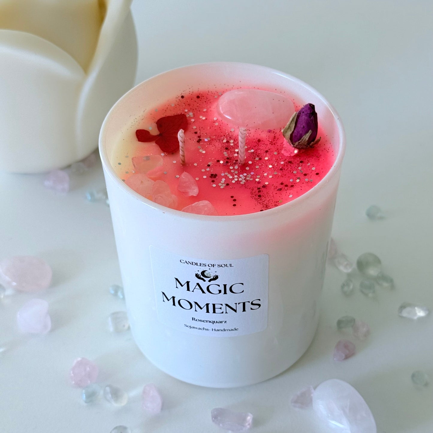 Entdecken Sie unsere handgemachte Kristallkerze aus Sojawachs mit Erdbeer Shortcake-Duft, veredelt mit Rosenquarz, Edelsteinen & Glitzer – ideal für entspannte Wohlfühlmomente und stilvolle Wohnakzente.
