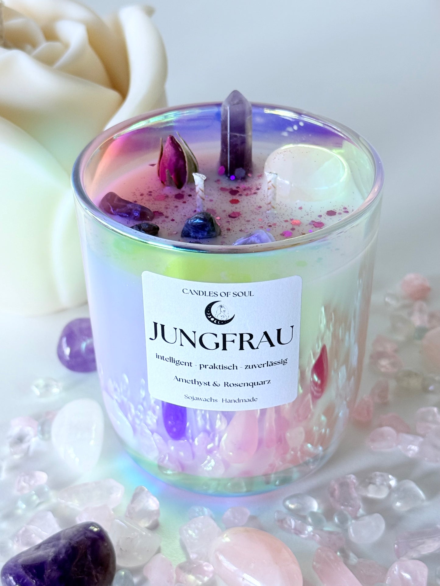 Handgefertigte Kristallkerze für das Sternzeichen Jungfrau – Eine schimmernde Sojawachskerze mit Amethyst und Rosenquarz, veredelt mit Lavendel-, Kamille- und Vanilleduft für Harmonie und Klarheit.