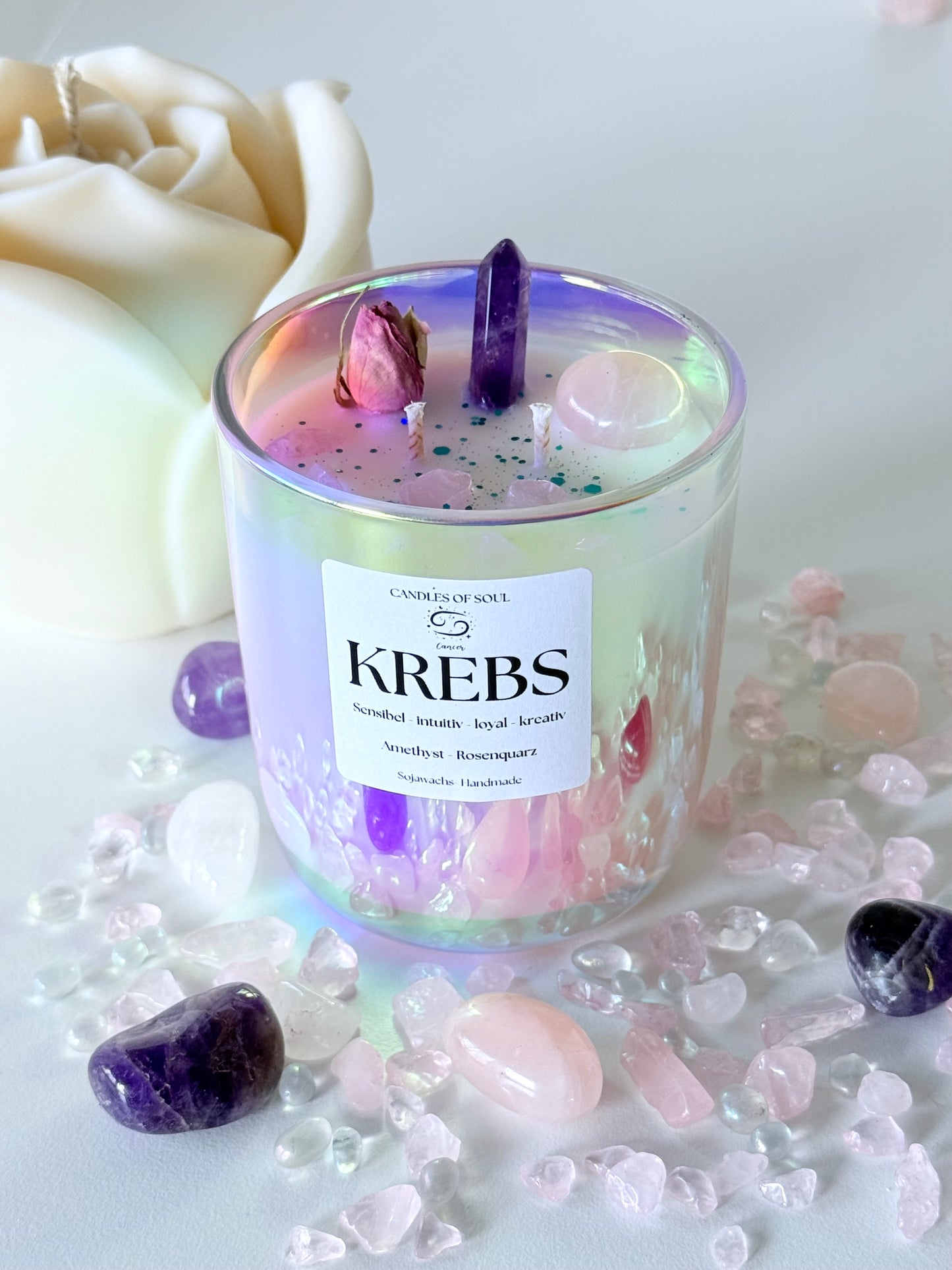 Handgefertigte Kristallkerze für das Sternzeichen Krebs – Eine schimmernde Sojawachskerze mit Amethyst und Rosenquarz, umgeben von kleinen Kristallen, für Harmonie und Intuition.