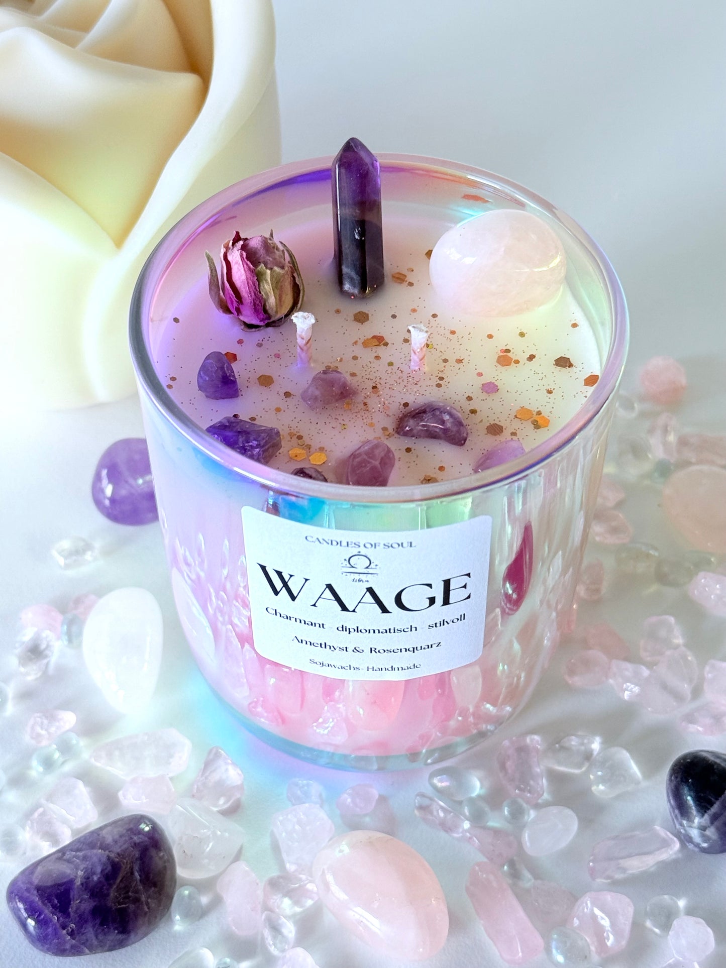 Handgefertigte Kristallkerze für das Sternzeichen Waage – Eine schimmernde Sojawachskerze mit Amethyst und Rosenquarz, veredelt mit Lavendel-, Kamille- und Vanilleduft für Harmonie und Balance.