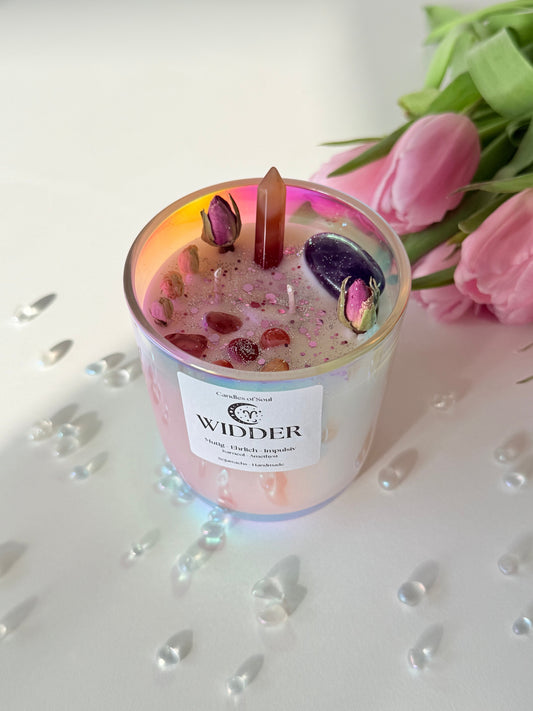 Handgemachte Kristallkerze Sternzeichen Widder mit Karneol und Amethyst – perfektes Geburtstagsgeschenk aus Sojawachs mit Edelsteinen und Blüten