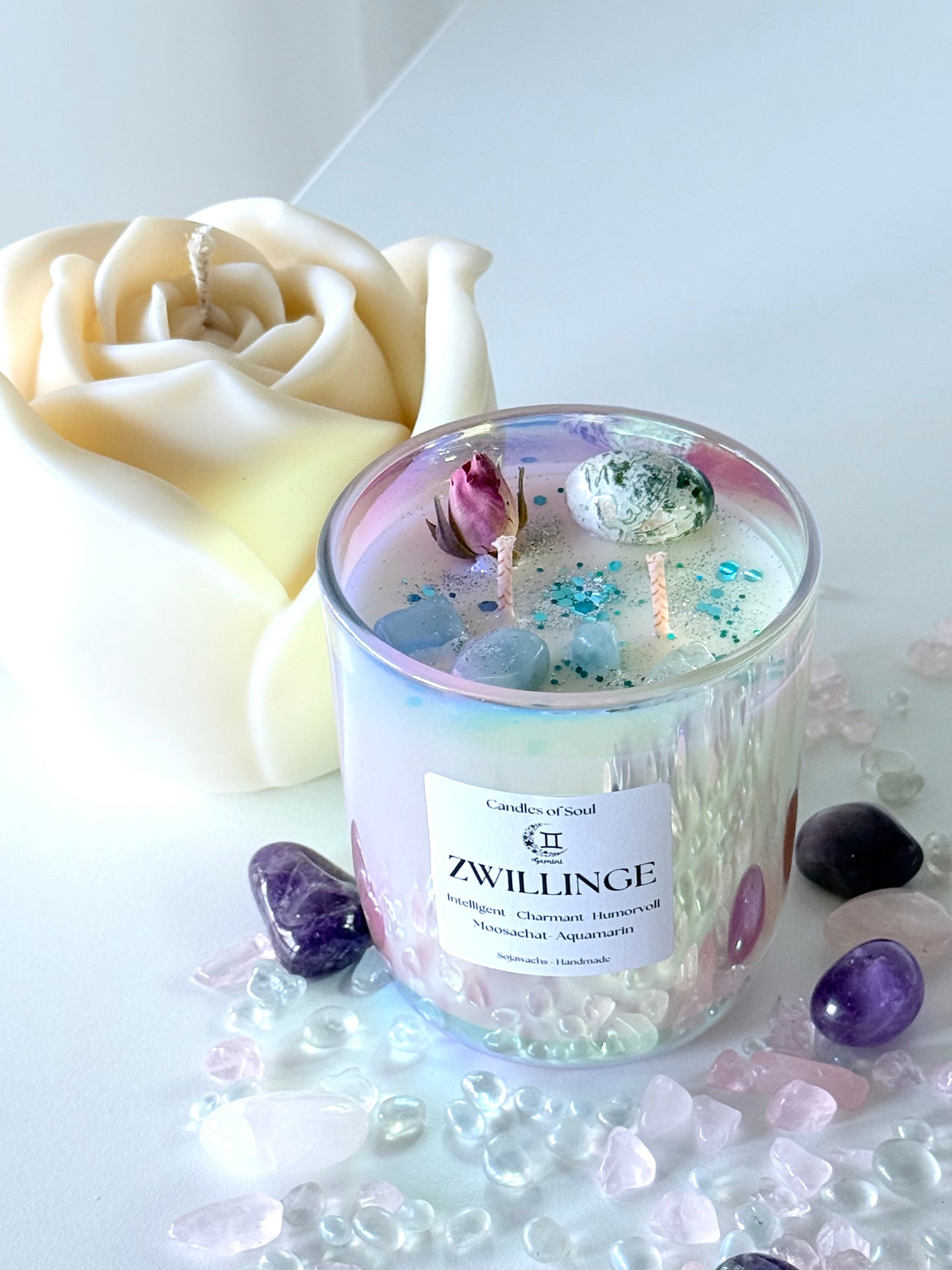Handgemachte Zwillinge-Duftkerze mit Edelsteinen – Hochwertige Sojawachskerze mit Moosachat und Aquamarin, perfekt für Sternzeichen-Zwillinge und spirituelle Rituale.