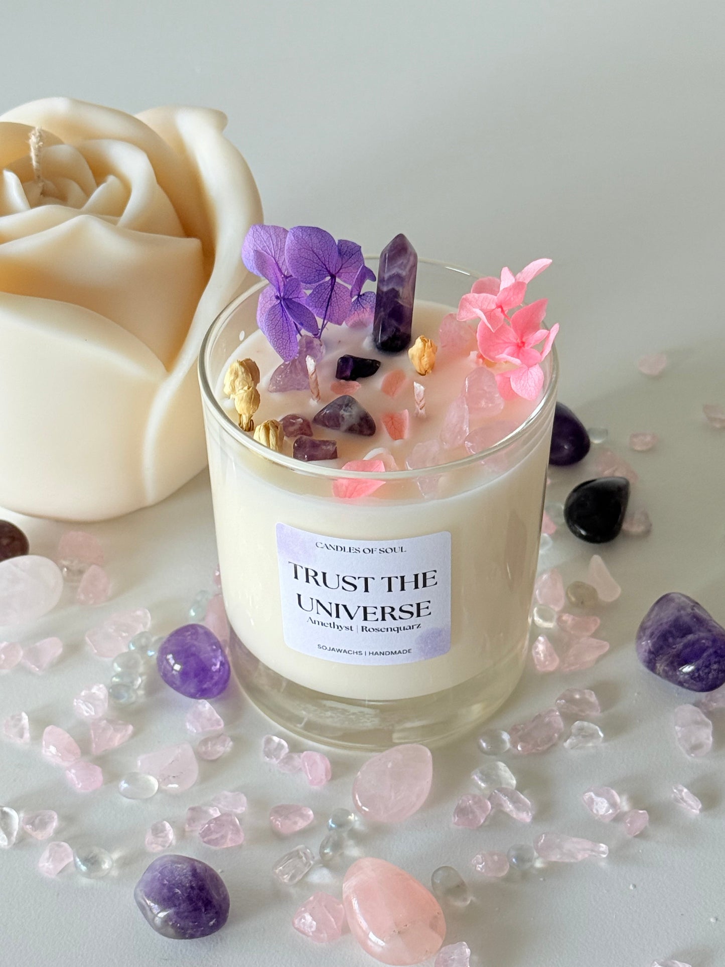 Handgefertigte Sojawachskerze „Trust the Universe“ mit Amethyst- und Rosenquarz-Kristallen, dekoriert mit zarten Trockenblumen und Blütenblättern. Die luxuriöse, esoterische Kerze lädt zu Entspannung, Meditation und Manifestation ein. Umgeben von Edelsteinen auf einem sanften, harmonischen Hintergrund.
Keywords: Edelsteinkerze, Duftkerze, Sojawachs, Amethyst, Rosenquarz, Kristallenergie, Meditation, Chakra-Heilung, Manifestation, spirituelle Dekoration, Esoterik, Handmade, Räucherwerk, positive Energie, Se