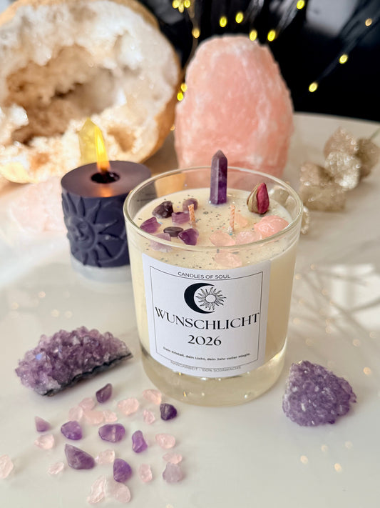 Wunschlicht 2026 Kristallkerze mit Amethyst und Rosenquarz auf Dekotisch – spirituelle Duftkerze für Manifestation