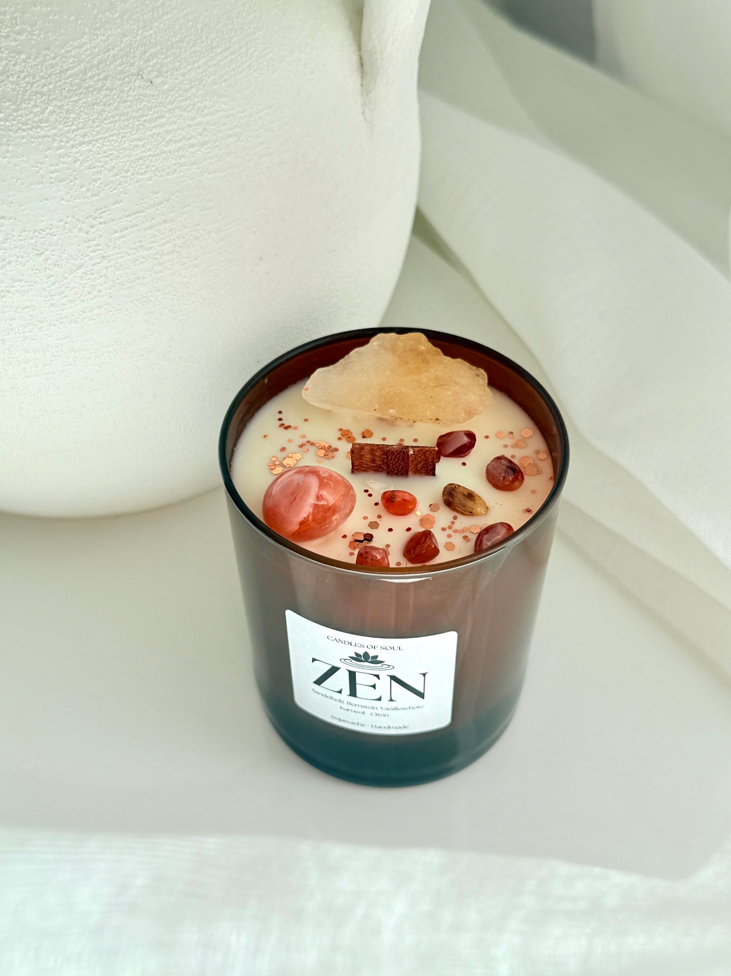 Spirituelle Aromakerze mit Citrin und Karneol für Achtsamkeit und innere Balance, im Glas mit Edelstein-Deko und naturreinen Duftnoten