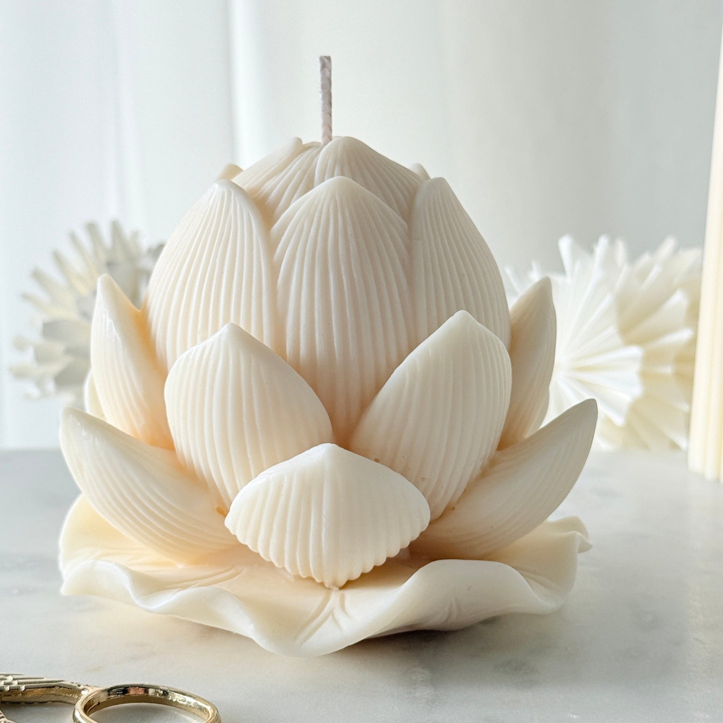 Handgemachte Lotuskerze aus Rapswachs mit Blütendesign