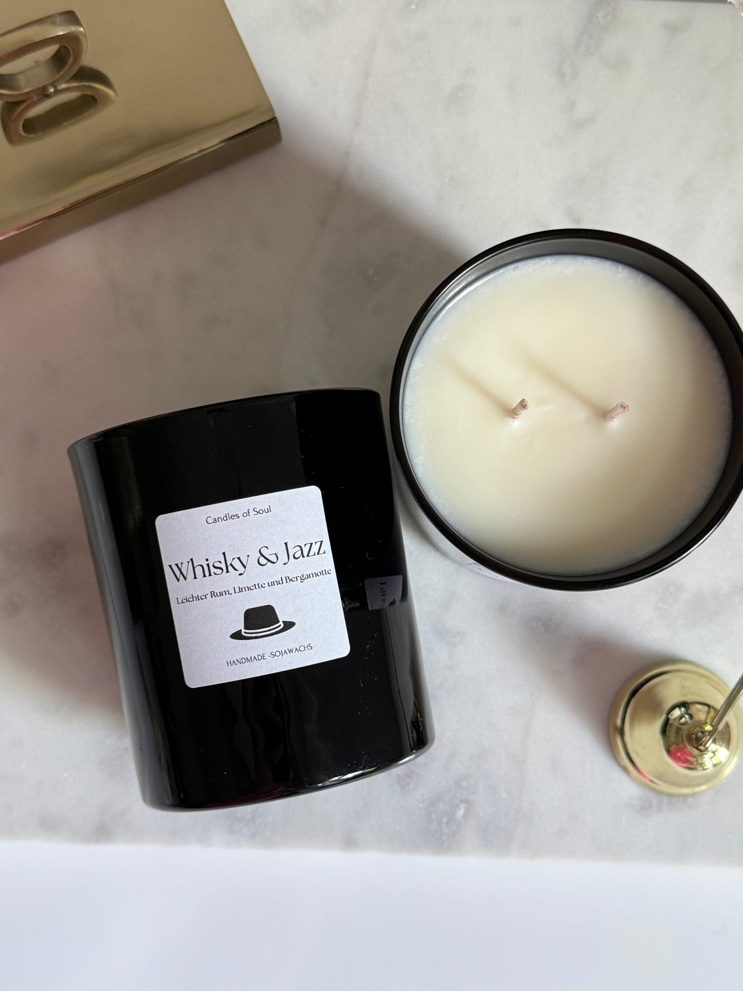 Maskuline Duftkerze mit rauchigen Noten von Whisky, Rum, Cashmere und Bergamotte.