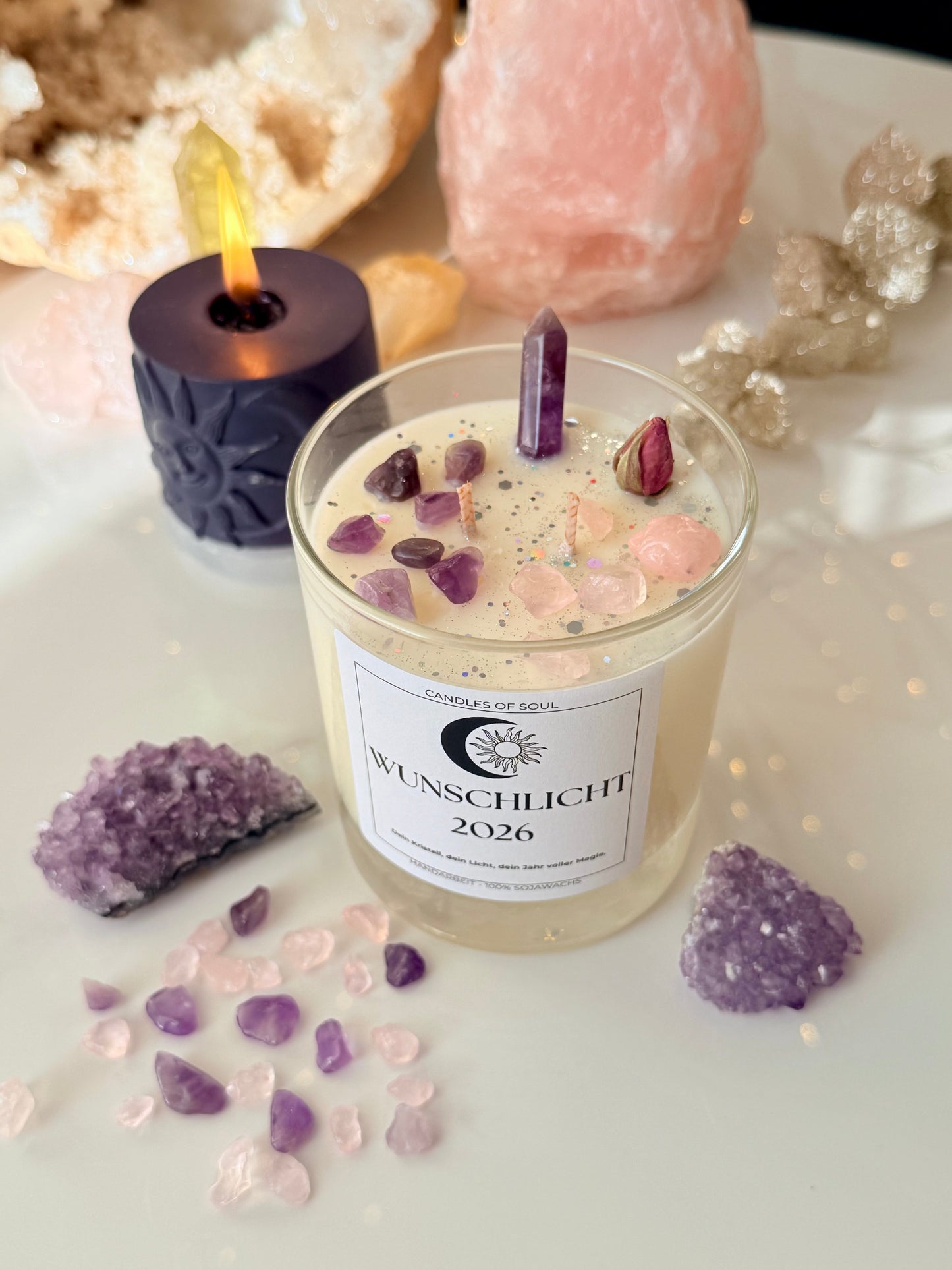 Handgemachte Kerze mit Edelsteinen, Amethystspitzen und Rosenquarz – energetische Ritualkerze