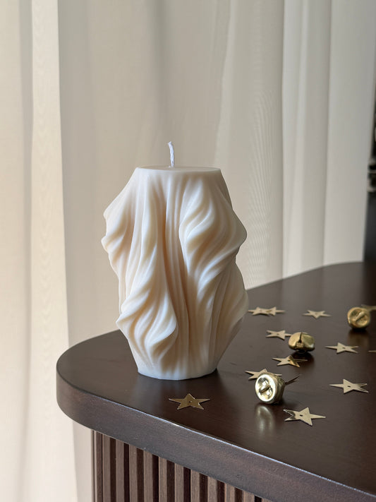 Handgegossene Designkerze in wellenartiger Form als nachhaltige Deko