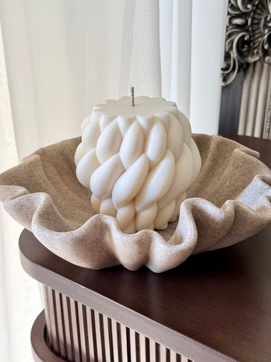 Handgegossene vegane Kerze aus 100% pflanzlichem Rapswachs vor hellem Hintergrund