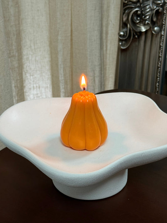 PUMPKINI Mini-Kürbis-Kerze in orange, vegan und regional hergestellt, ideal für Halloween und Herbstfeste.