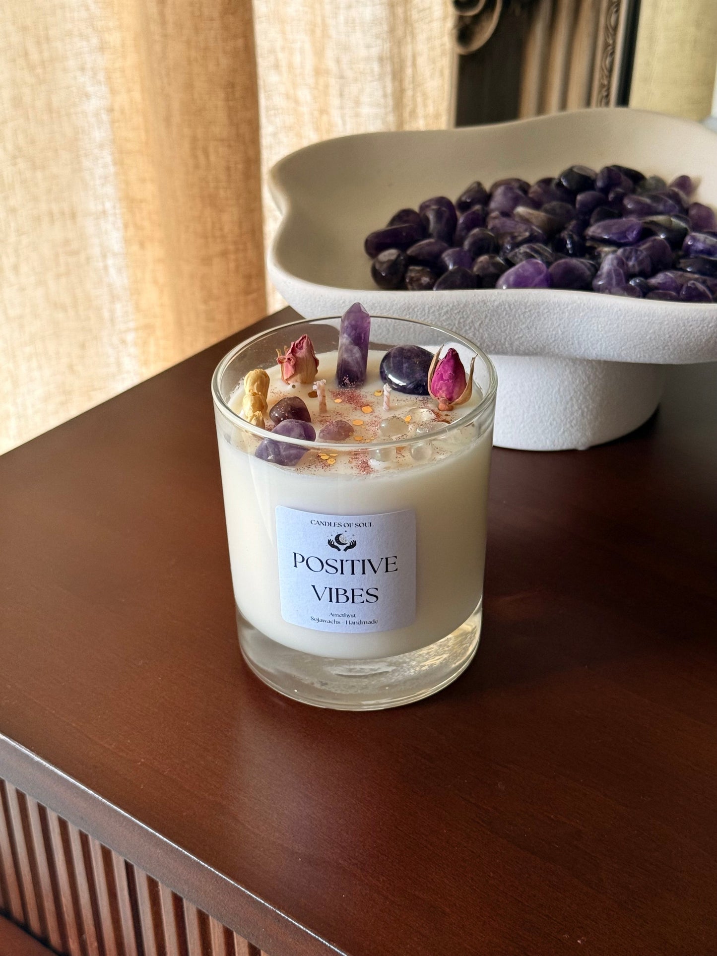 Kristallkerze mit Amethyst, Rosenblüten & Lavendelduft – dekorativ & energetisch