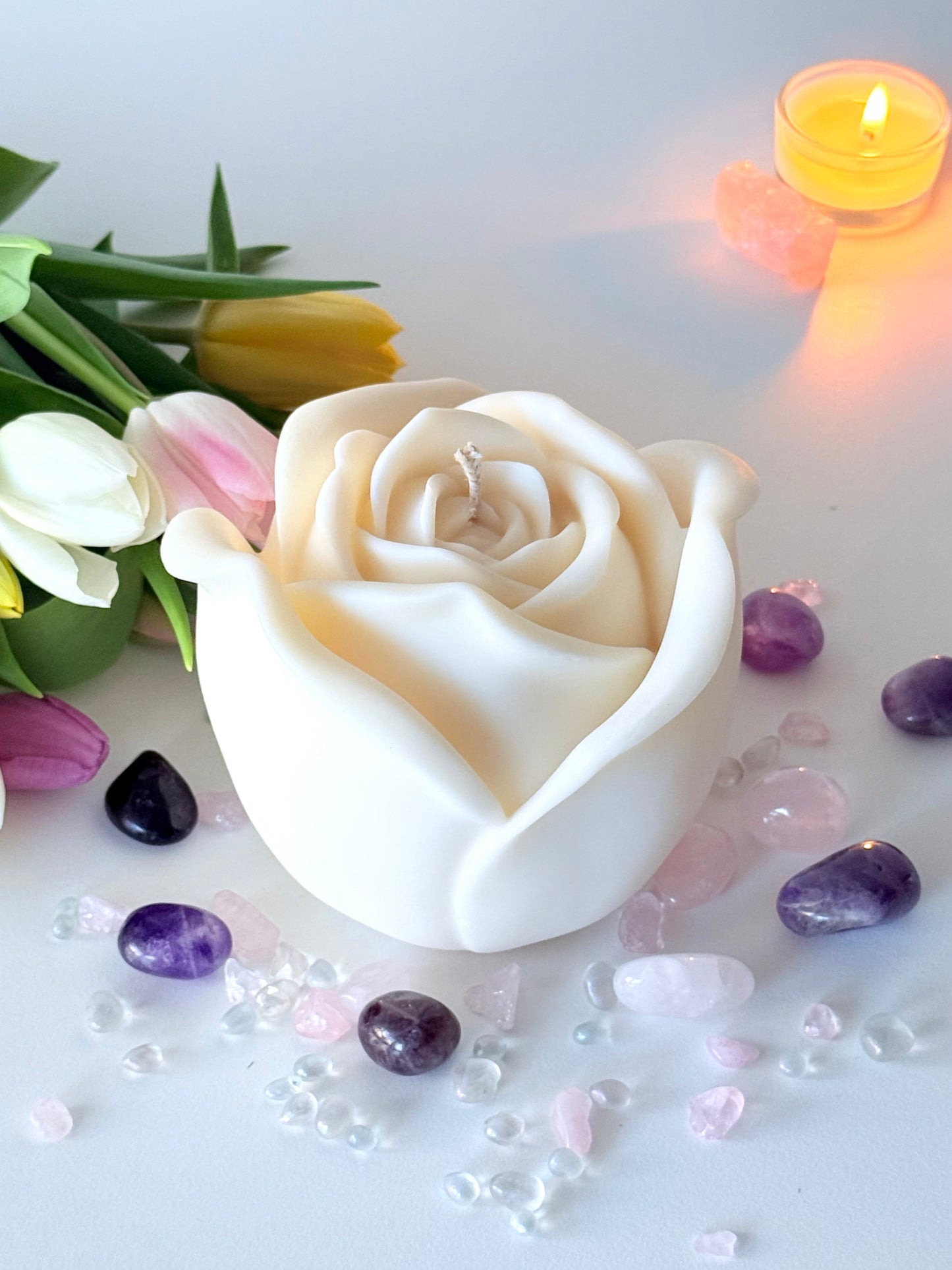 Wunderschöne Rosen Kerzen, perfekt für eine romantische Blumen Dekoration oder stilvolle Tischdekoration. Diese handgemachte Kerze in Rosenform ist ein einzigartiges Gastgeschenk für Hochzeiten, Geburtstage oder besondere Anlässe. Auch als liebevolles Geschenk für die Freundin ideal. Eine elegante und dekorative Ergänzung für jedes Zuhause.