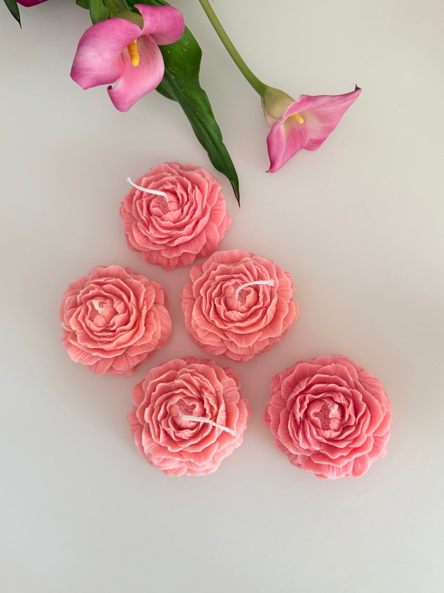 Handgegossene Rosenkerzen in zarter Blütenform – perfekte Geschenkidee