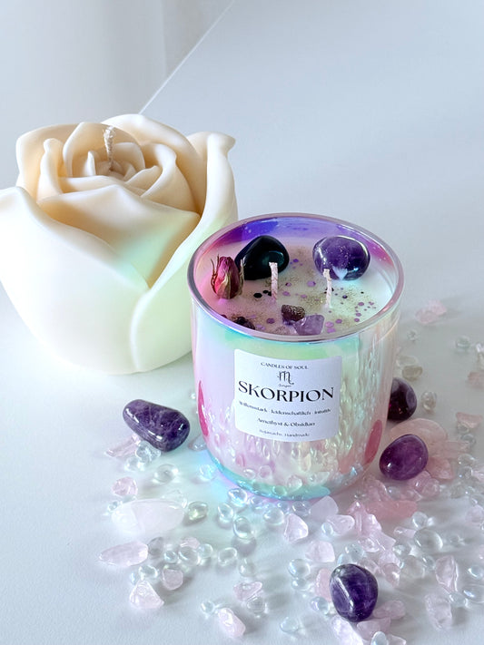 Skorpion-Duftkerze mit Edelsteinen – Mystische Kerze mit Amethyst und Obsidian, ideal für Meditation, Energiearbeit und Sternzeichen-Rituale.