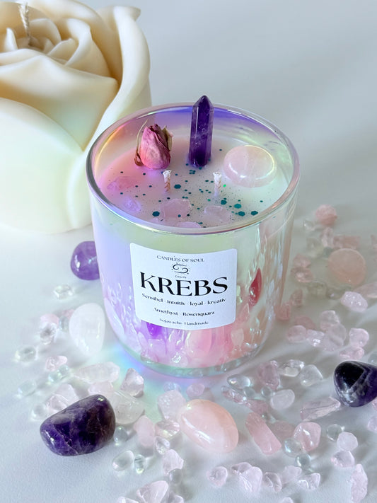 Esoterische Duftkerze mit Edelsteinen – Eine dekorative Kerze mit Rosenquarz, Amethyst und einer getrockneten Blüte, ideal für spirituelle Rituale und Meditation.