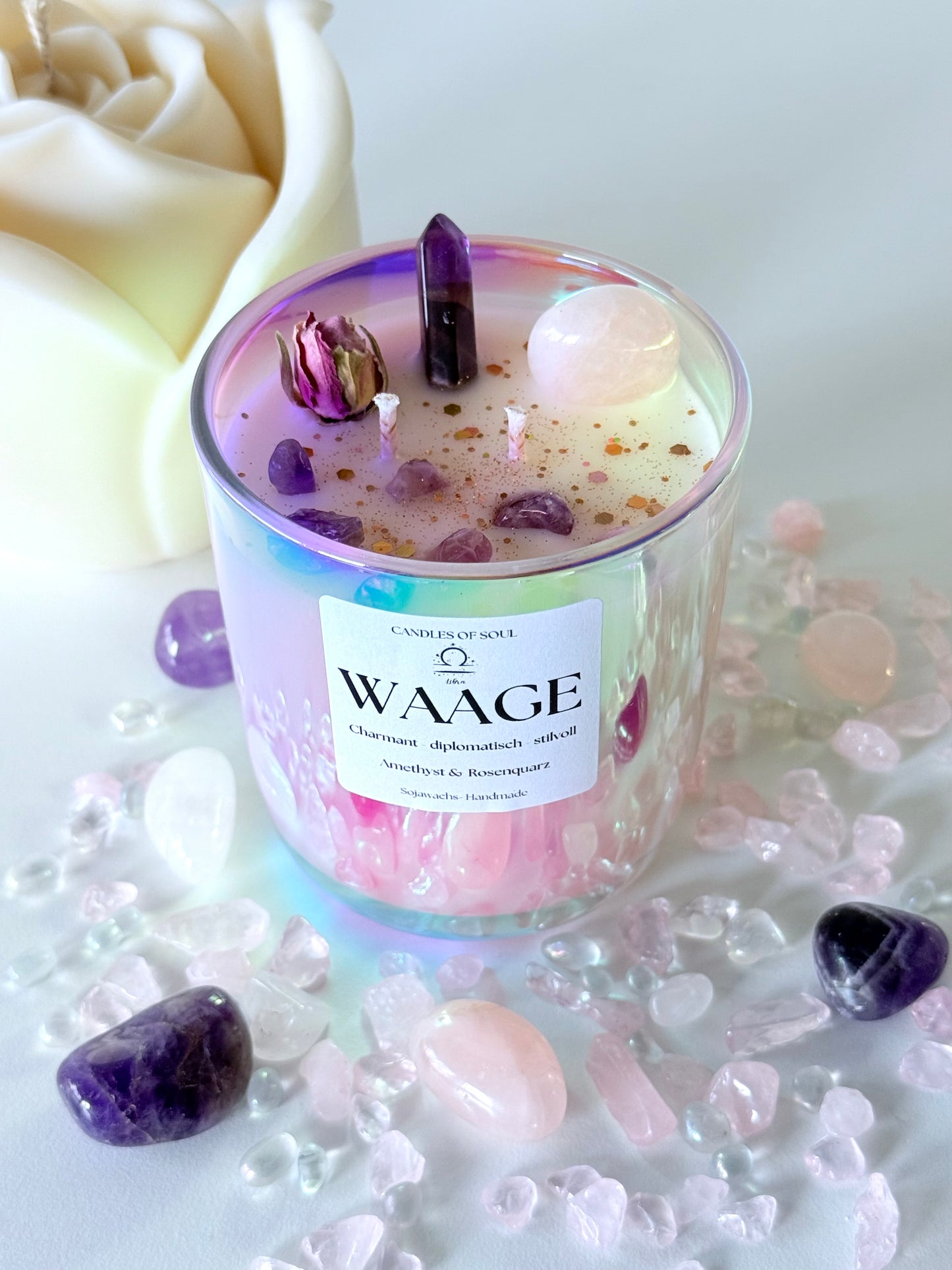 Zodiac-Kerze Waage mit Edelsteinen – Eine edle Duftkerze mit Amethyst, Rosenquarz und einer getrockneten Blüte, designed für die charmante und diplomatische Waage