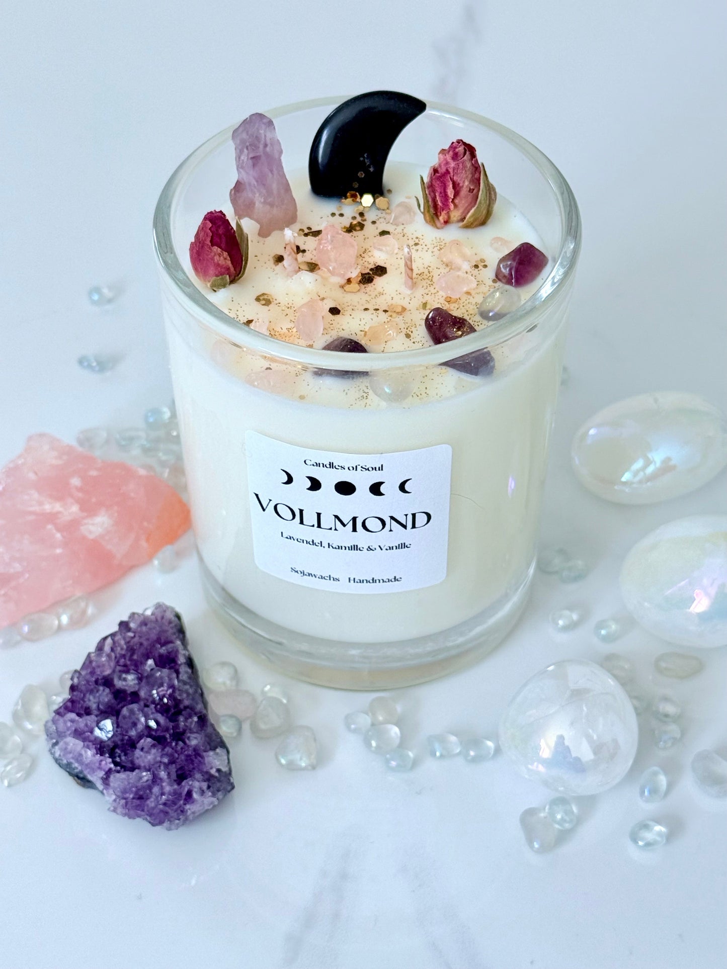 Handgegossene Vollmondkerze mit Lavendelduft, verziert mit Amethyst, Rosenquarz und botanischen Elementen