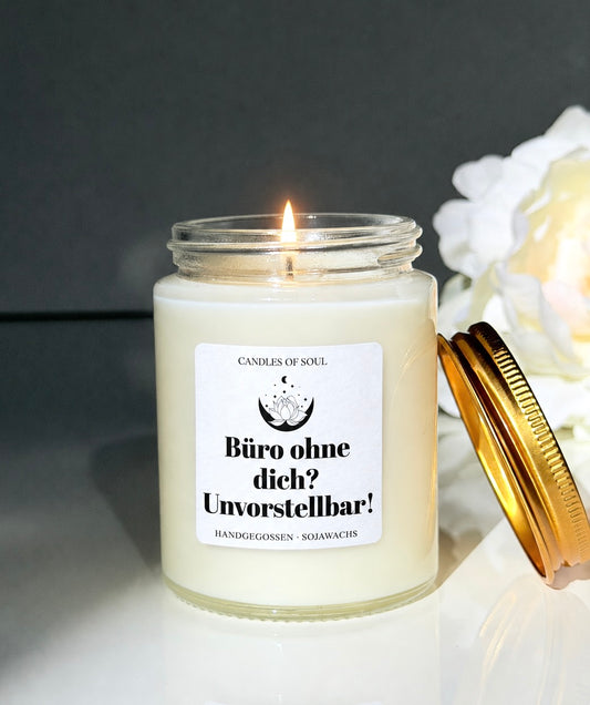 Geöffnete Kolleginnen-Kerze aus Sojawachs mit sichtbarer Flamme und goldenem Schraubdeckel.