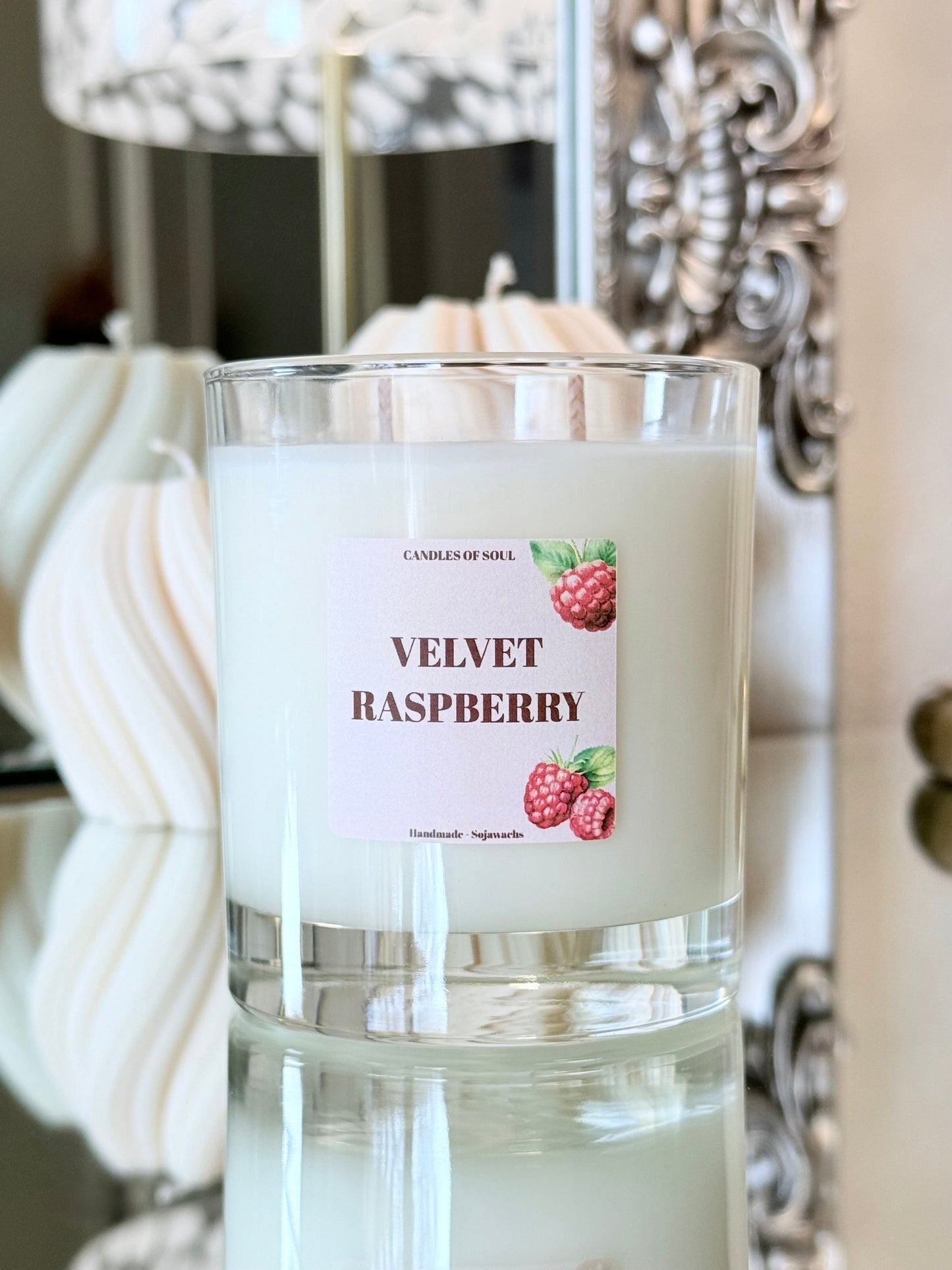 Nahaufnahme des Etiketts der Velvet Raspberry Kerze mit dekorativen Himbeer-Illustrationen.