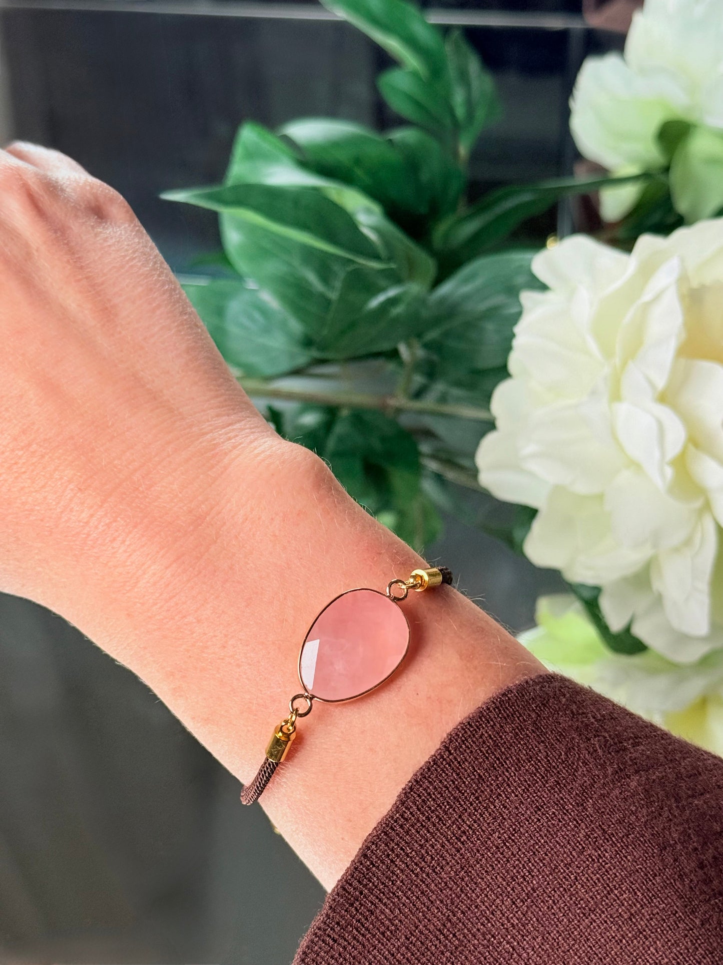 Zartes Kordelarmband mit Rosenquarz am Handgelenk, eine spirituelle Geschenkidee für Frauen von Candles of Soul.