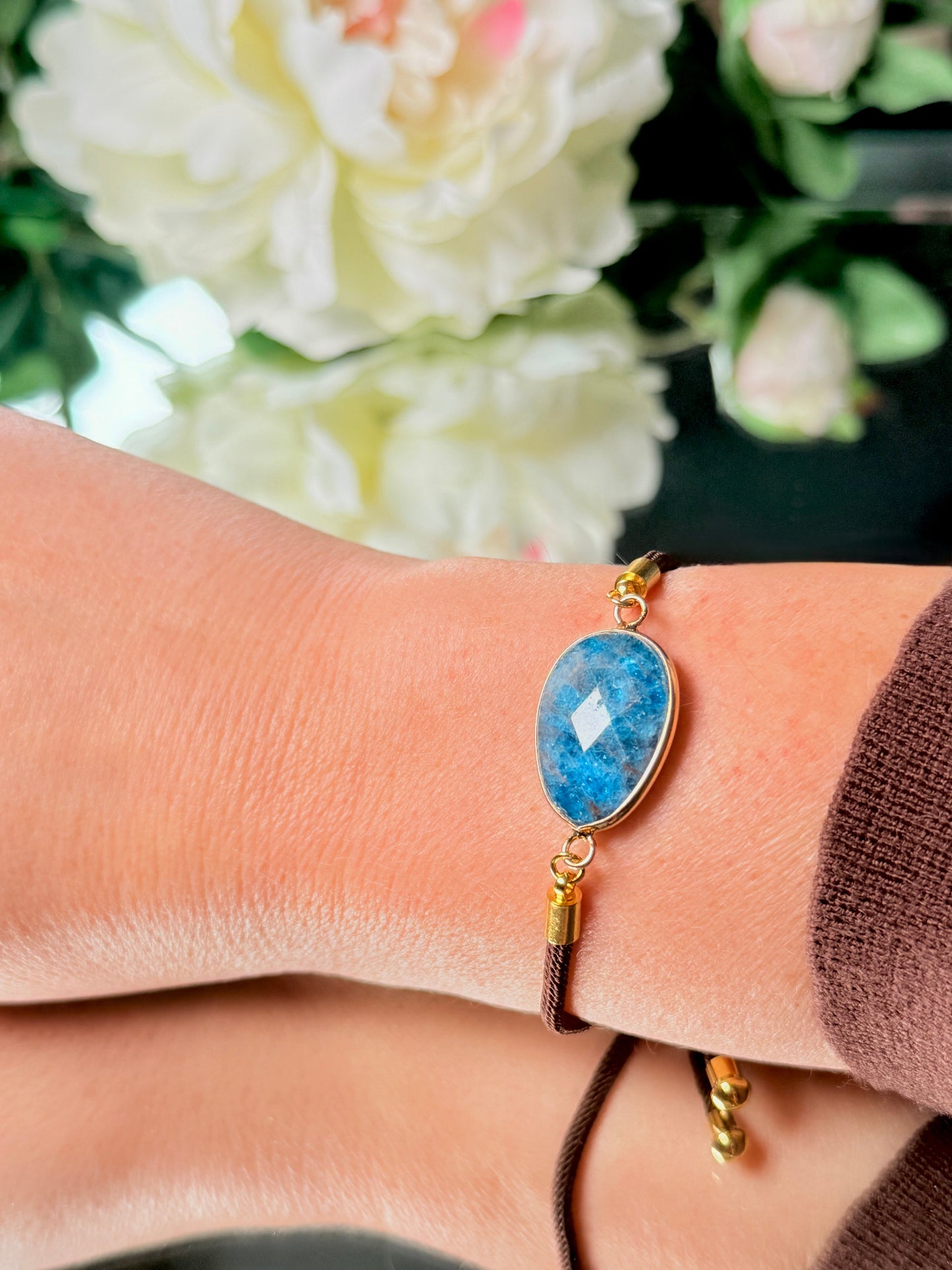 Hochwertiges Edelstein-Armband Apatit Blau von Candles of Soul, größenverstellbar mit Gold-Finish.