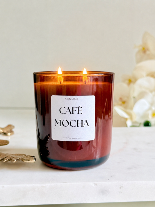Café Mocha Duftkerze aus Sojawachs im braunen Glas mit weißem Etikett und zwei brennenden Dochten