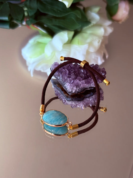 Detailansicht des facettierten Amazonit Steins (20mm) in goldener Fassung.