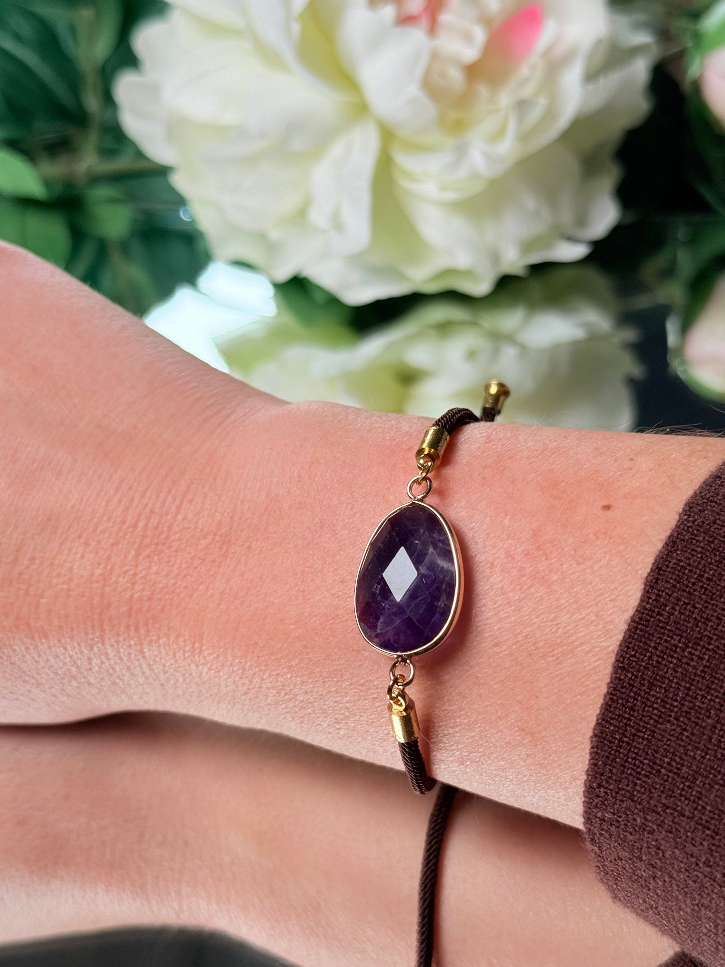 Spirituelles Kronenchakra-Armband mit echtem Amethyst von Candles of Soul, ideal für Meditation und Ruhe.