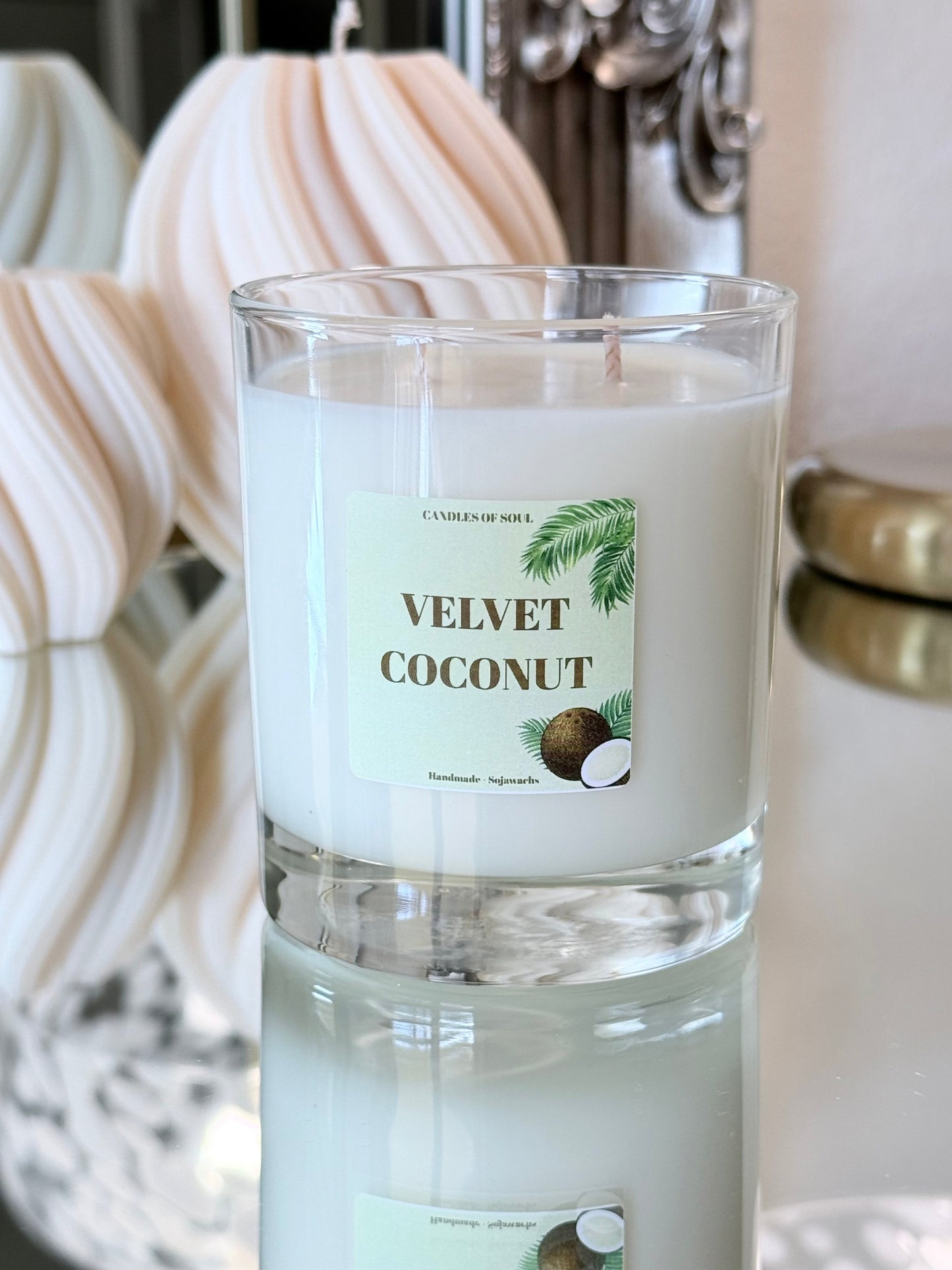 Exotische Duftkerze Velvet Coconut von Candles of Soul in stimmungsvollem Ambiente.